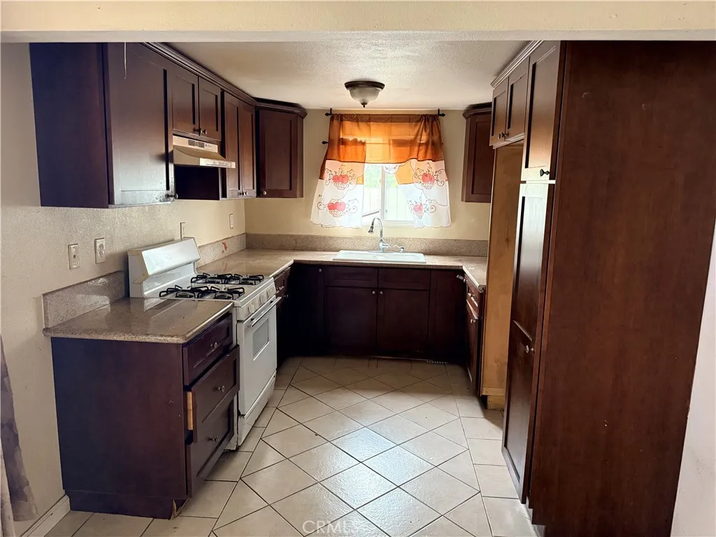 146 83rd Street, Los Angeles, California 90003 home-pic-5